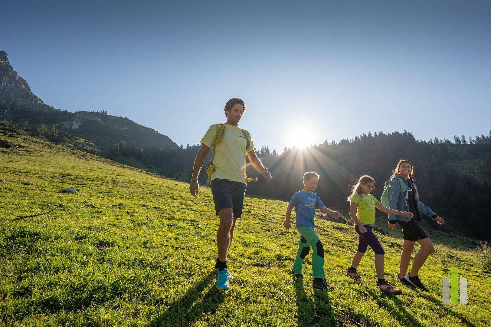 junge-familie-beim-wandern-im-hofalmgebiet-in-filz