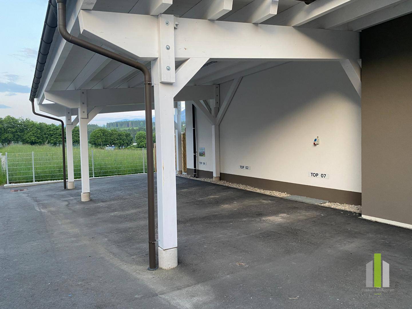 Überdachter Parkplatz