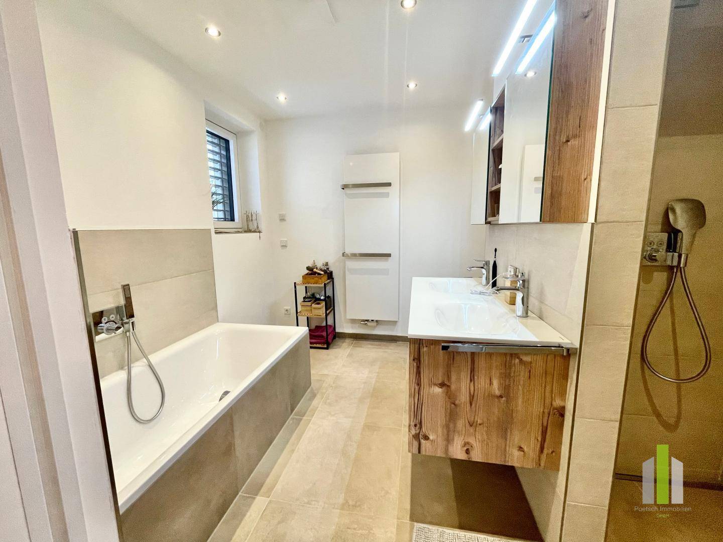 Bad mit Badewanne, Dusche und WC