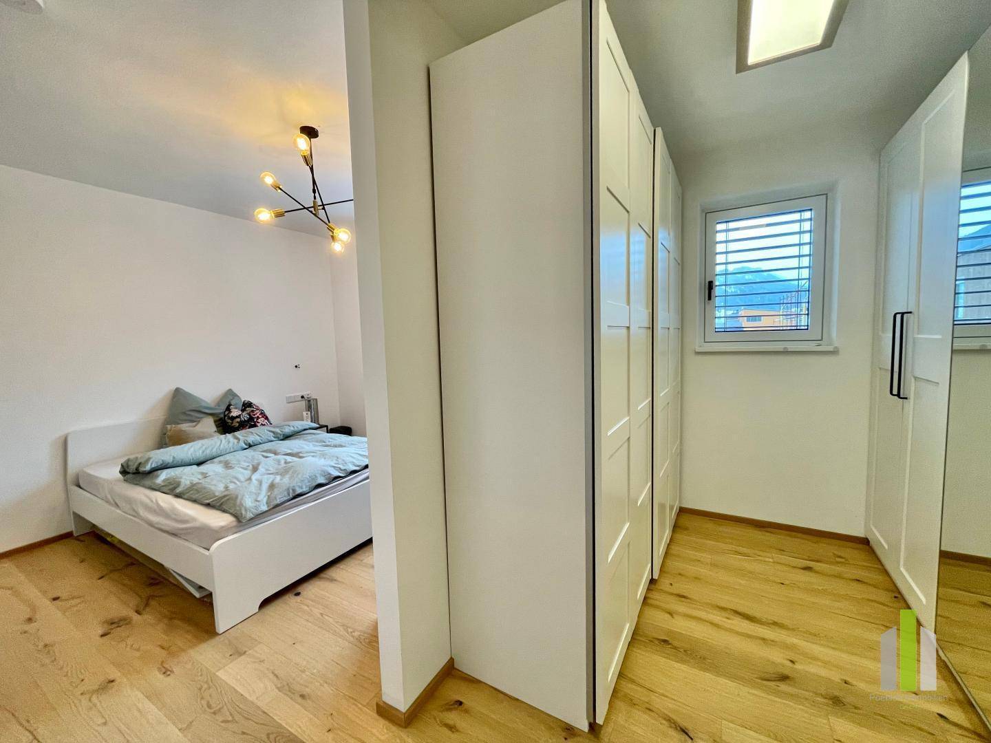 Schlafzimmer mit Ankleideraum