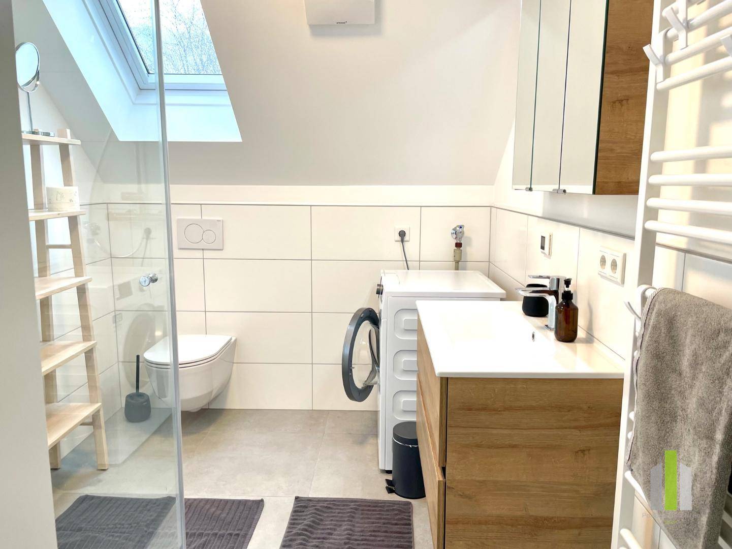 Bad mit Dusche und WC im OG