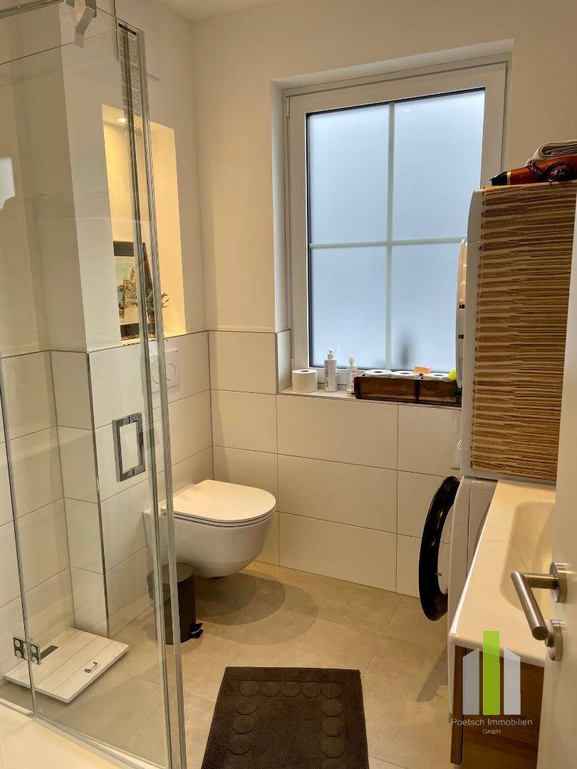 Bad mit Dusche und WC im EG