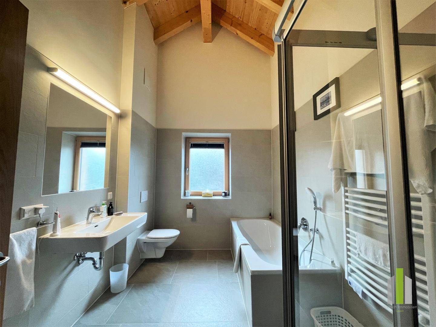 Bad mit Badewanne, Dusche und WC