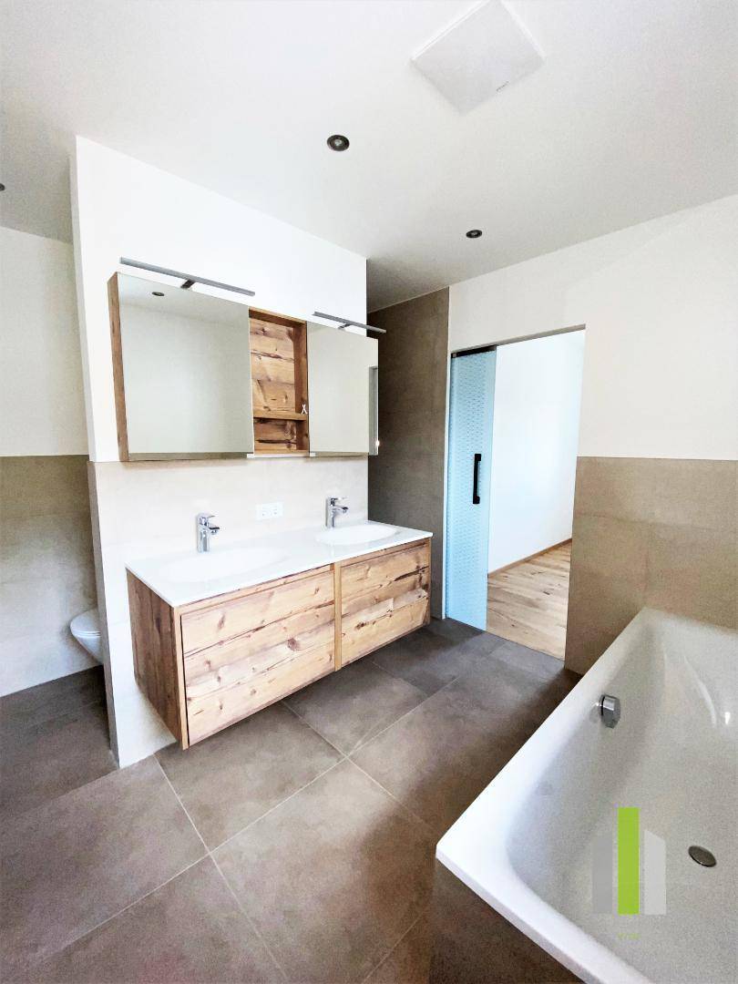 Badezimmer mit Badewanne, Dusche und WC