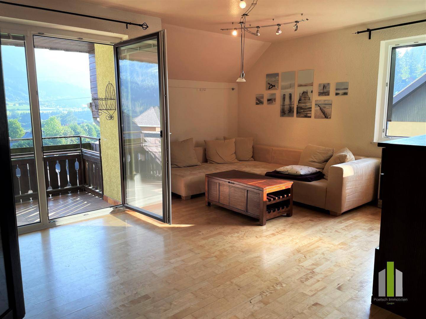 Wohnzimmer mit Zugang zum Südbalkon