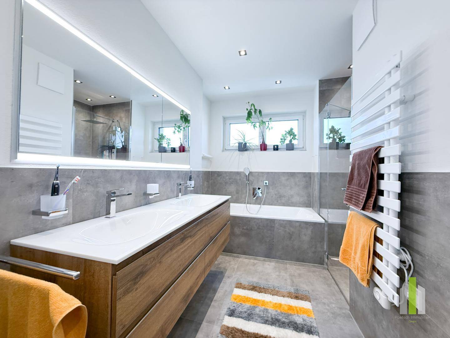 Bad mit Dusche und Wanne