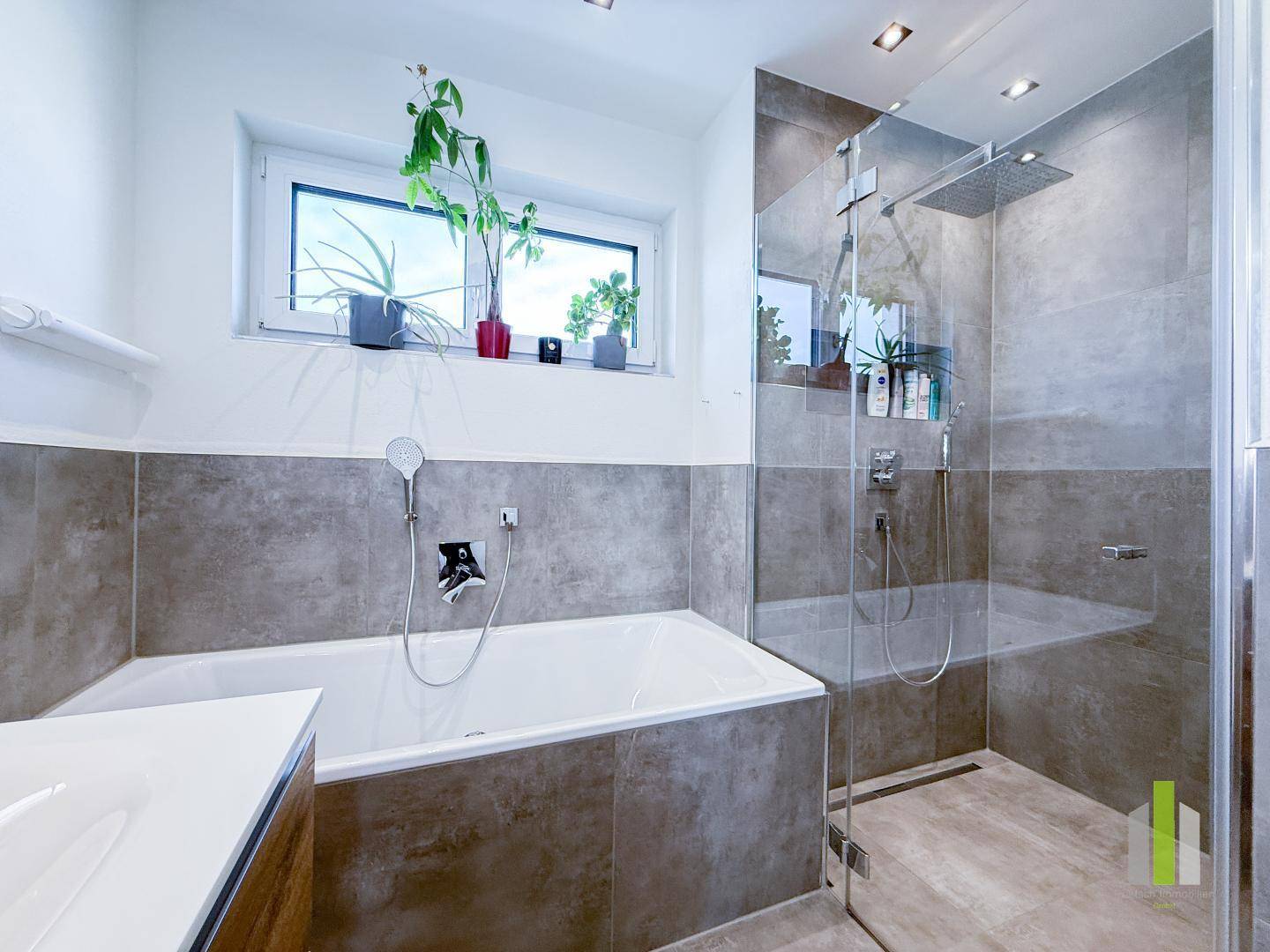 Bad mit Dusche und Wanne