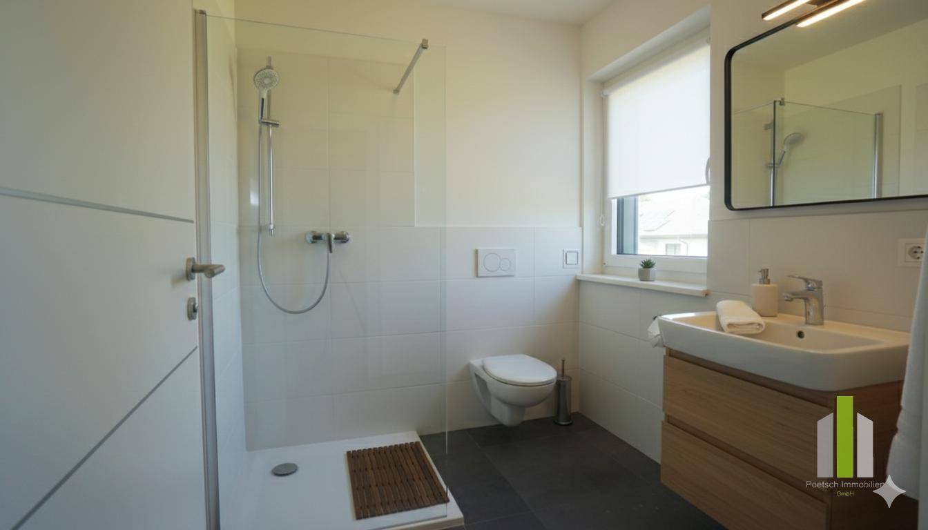 Modernes Badezimmer mit ebenerdiger Dusche, Wand-WC und Fenster für Tageslicht.