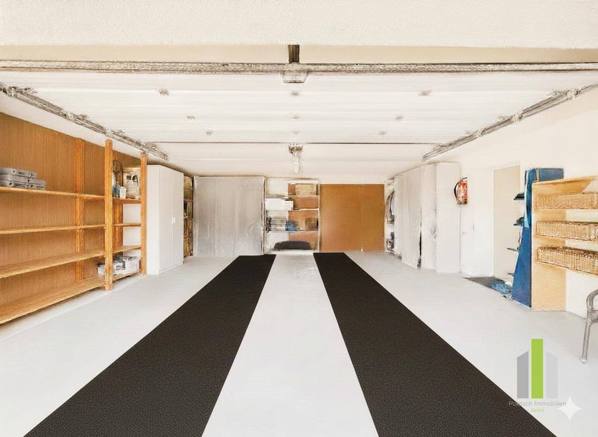 Geräumige Garage mit viel Stauraum und Platz für mehrere Fahrzeuge.