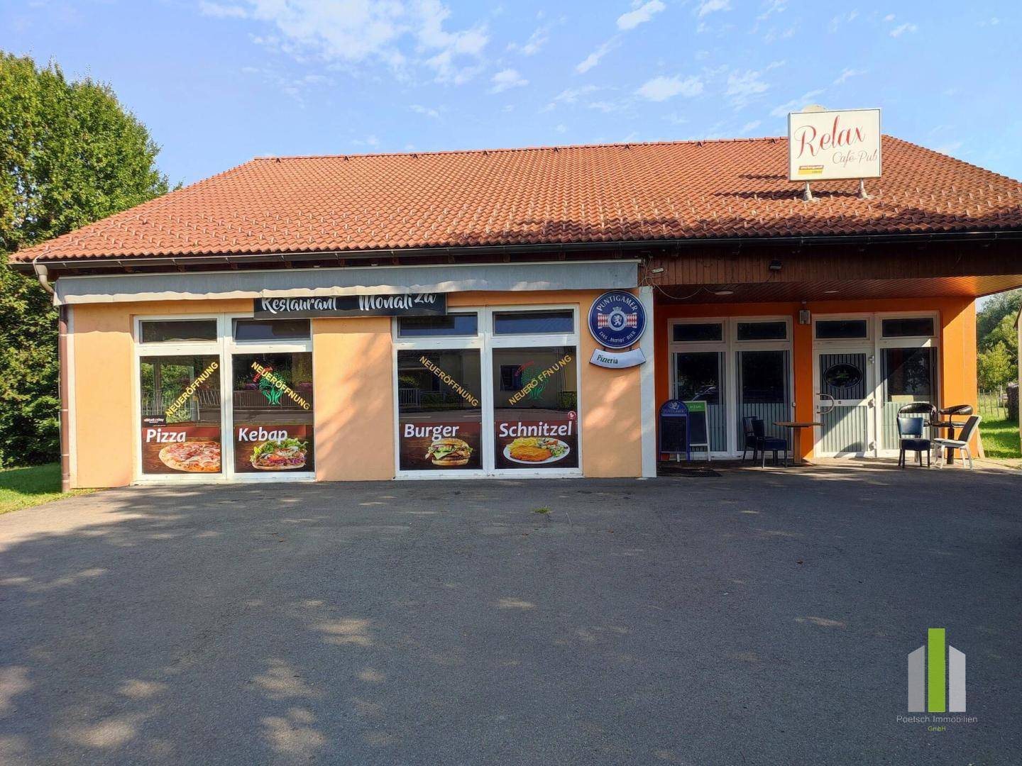 Vorderansicht eines Restaurants mit großen Schaufenstern, Werbeaufklebern und einem roten Ziegeldach.
