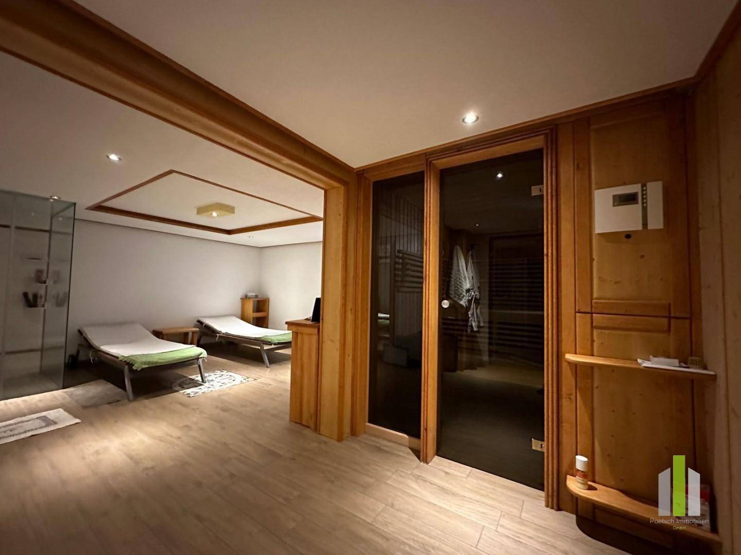 Moderner Wellnessbereich mit Sauna und Liegen zur Entspannung.