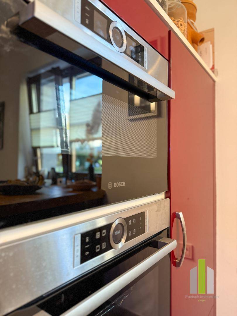 Eingebaute Bosch-Geräte, darunter Backofen und Mikrowelle, in einer modernen Küche.