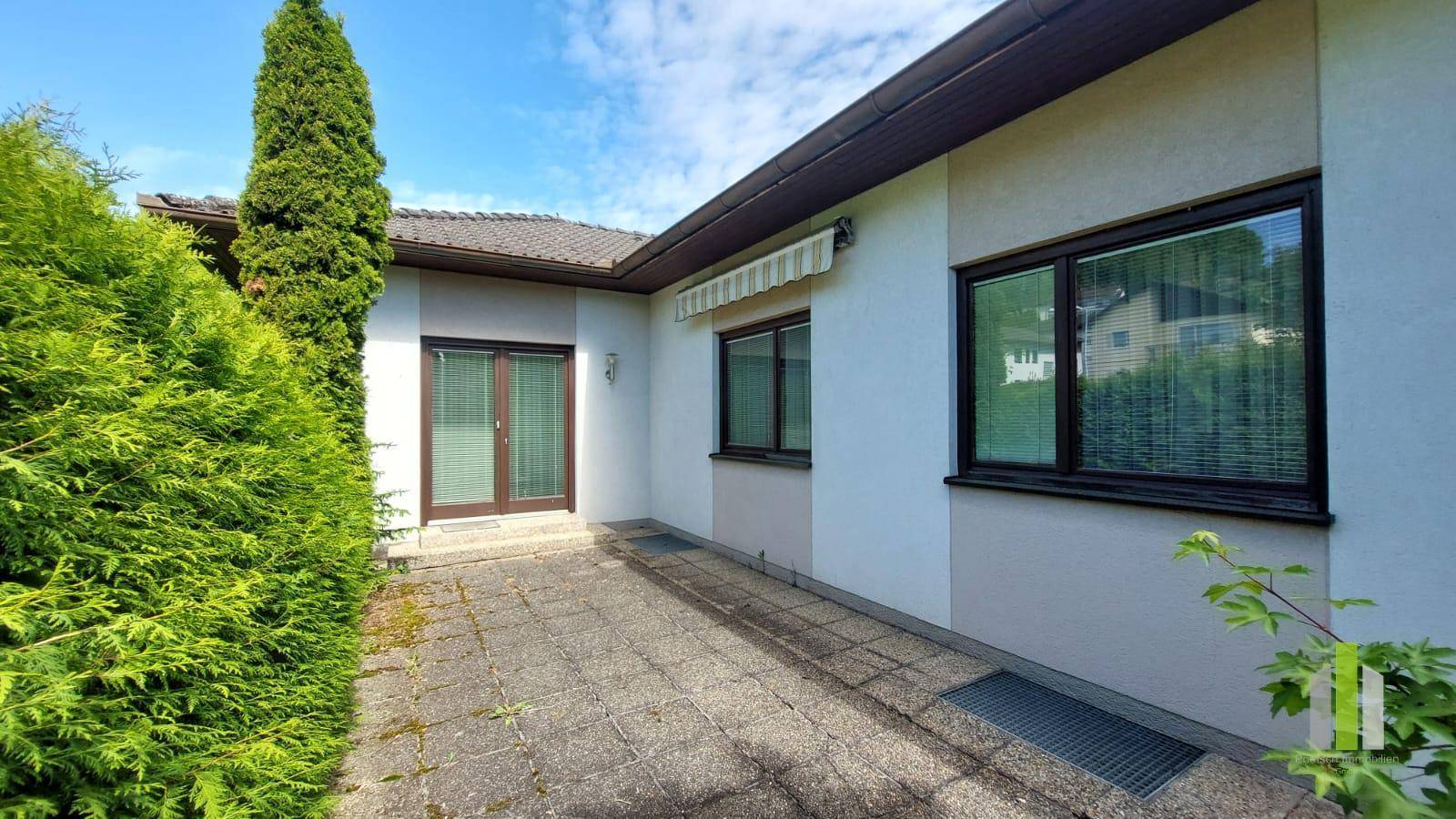 Gepflasterte Terrasse neben dem Haus, ideal für entspannte Stunden im Freien.