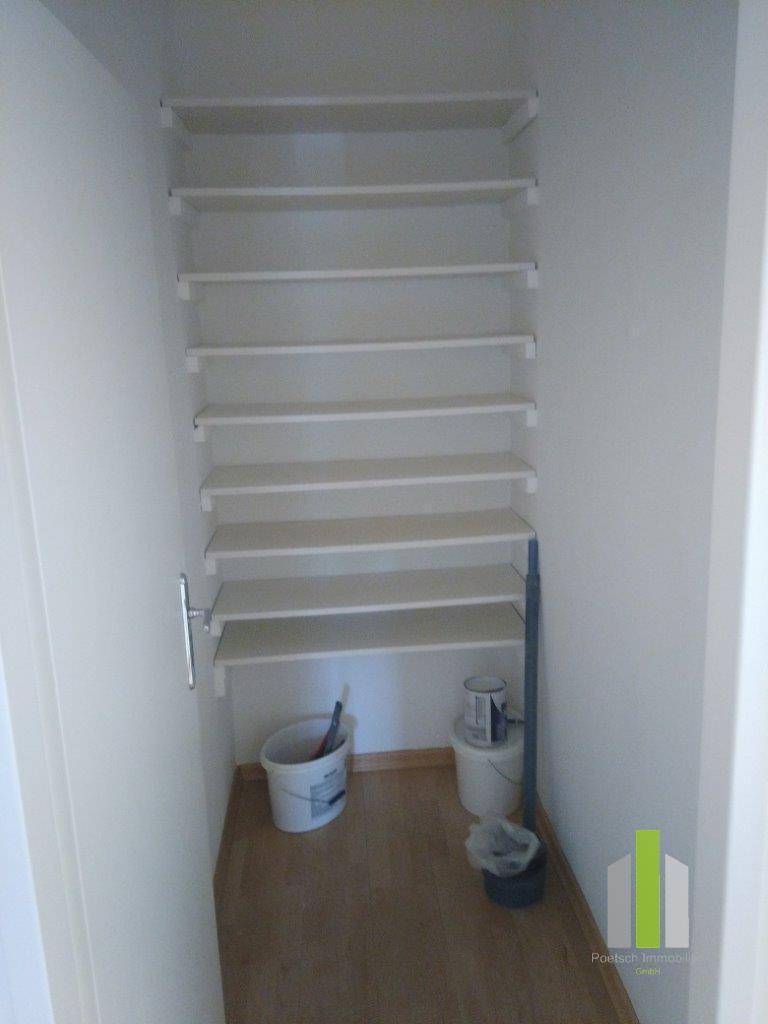 Praktischer Abstellraum mit Regalen für zusätzlichen Stauraum.