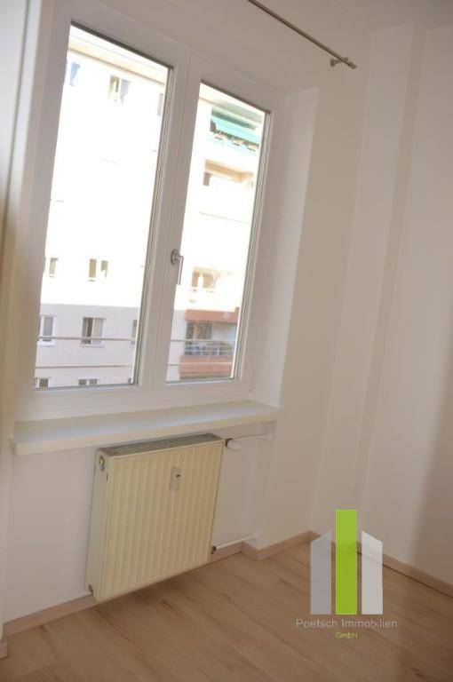 Kleiner, heller Raum mit Fenster und Heizkörper, geeignet als Schlaf- oder Arbeitszimmer mit Tageslicht.