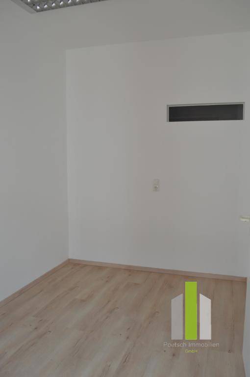 Schlichter Raum mit Laminatboden und kleiner Oberlichte, ideal als Abstellraum oder kleines Büro.
