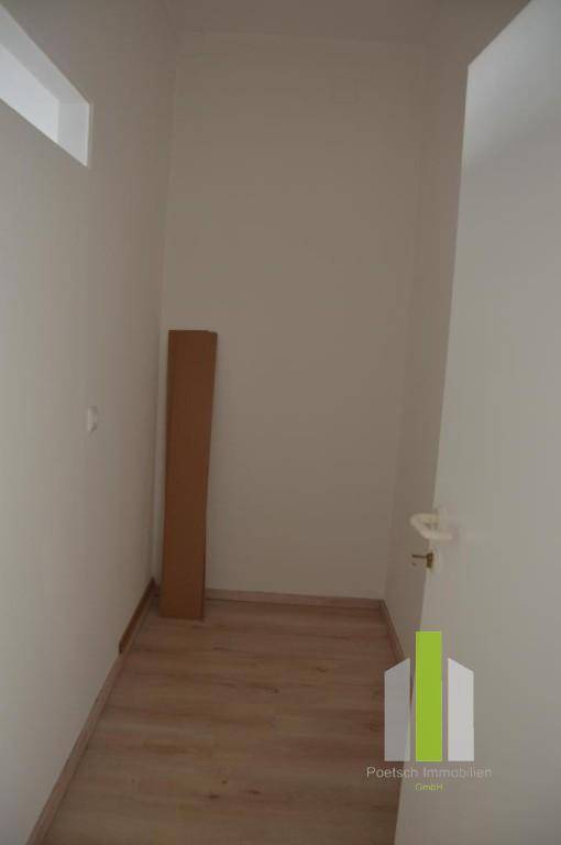 Praktischer Abstellraum mit Laminatboden und kleiner Oberlichte, bietet zusätzlichen Stauraum.
