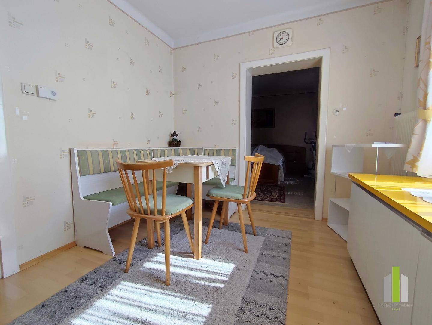 Essbereich in der Küche mit Holztisch, Sitzbank und Stühlen, ideal für gemeinsame Mahlzeiten.