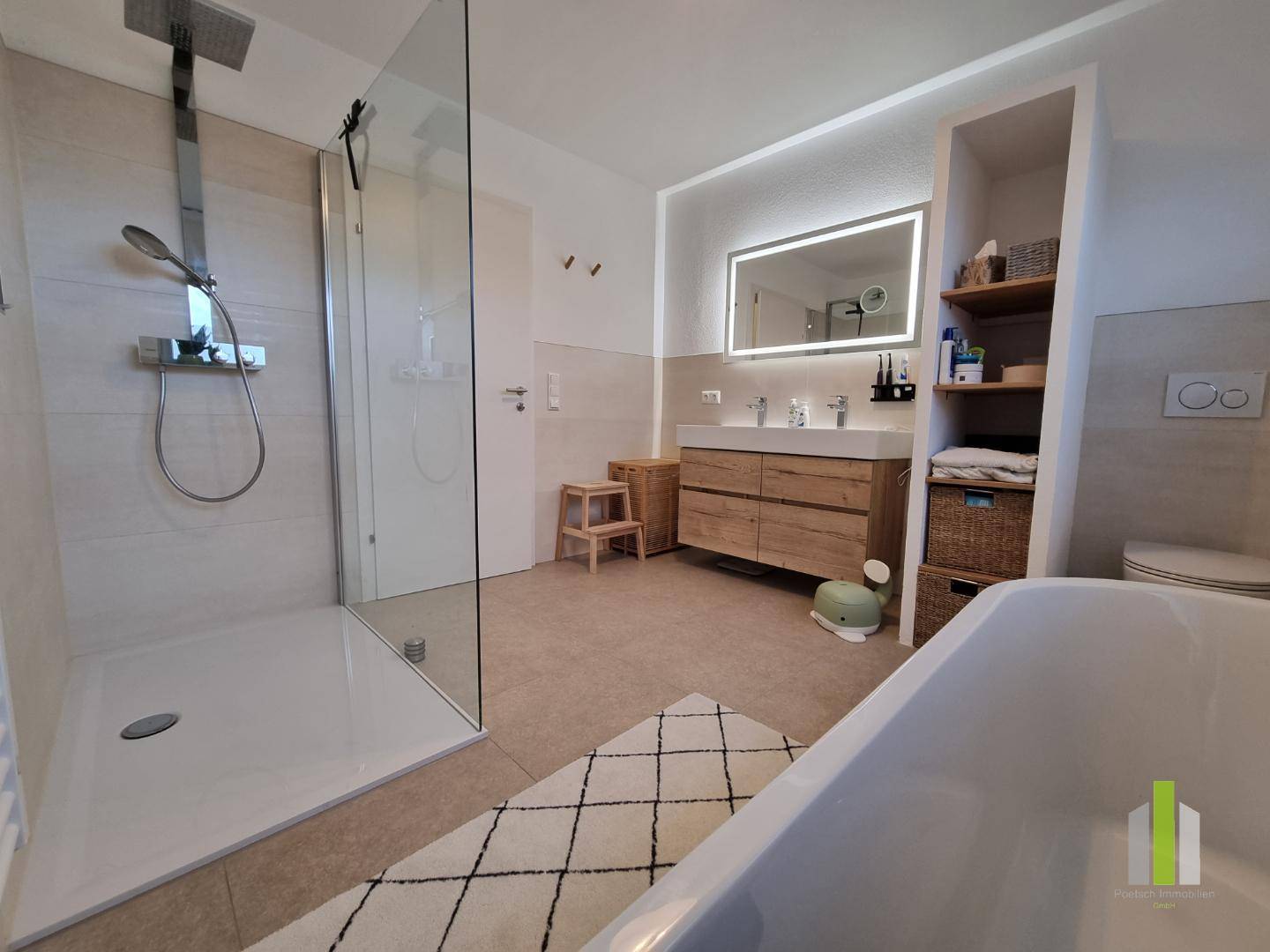 Geräumiges Badezimmer mit begehbarer Dusche, Badewanne und modernem Doppelwaschbecken.