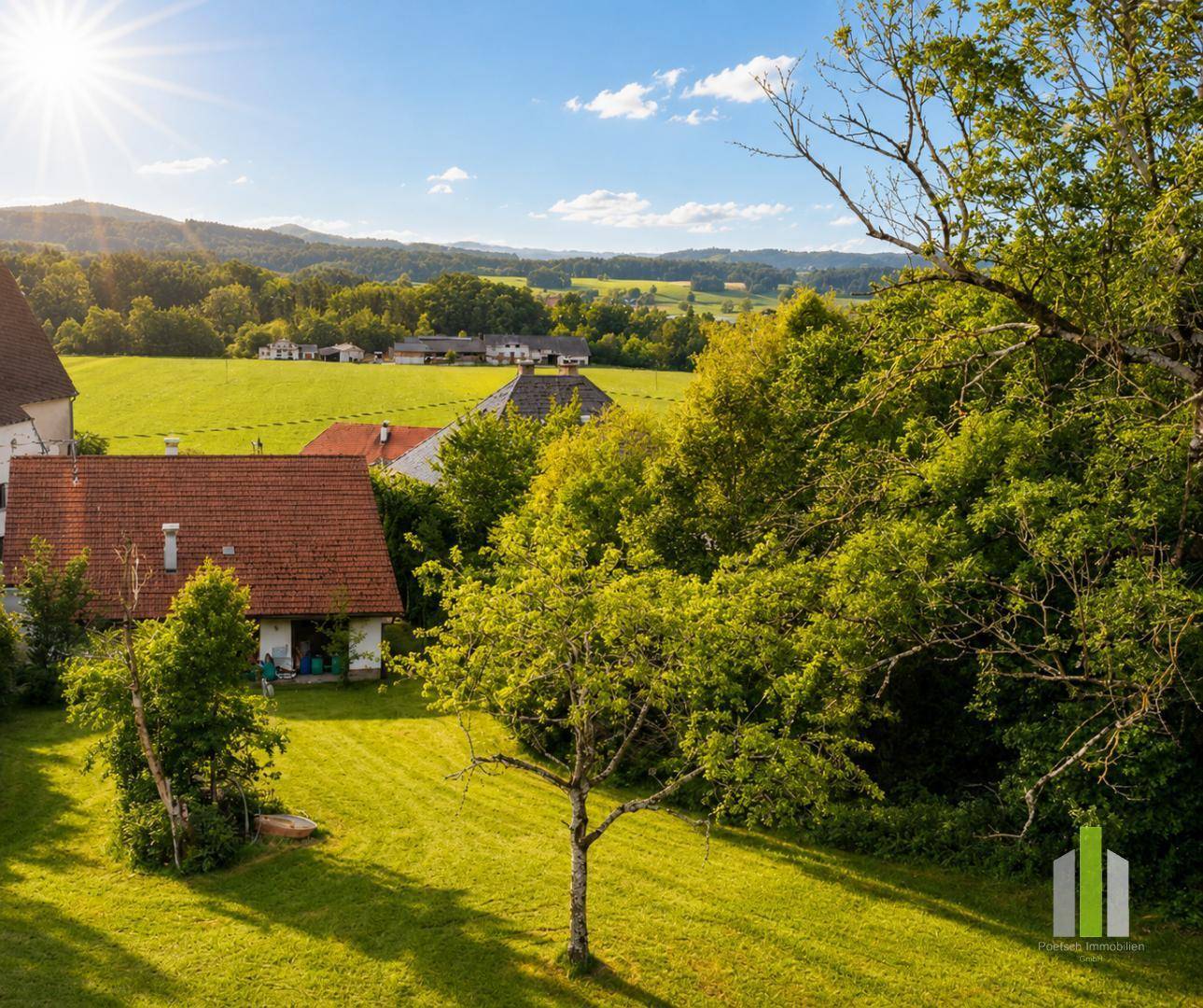 Malerische Landschaft mit traditionellem Haus, grünen Wiesen und Bäumen unter strahlendem Sonnenschein.