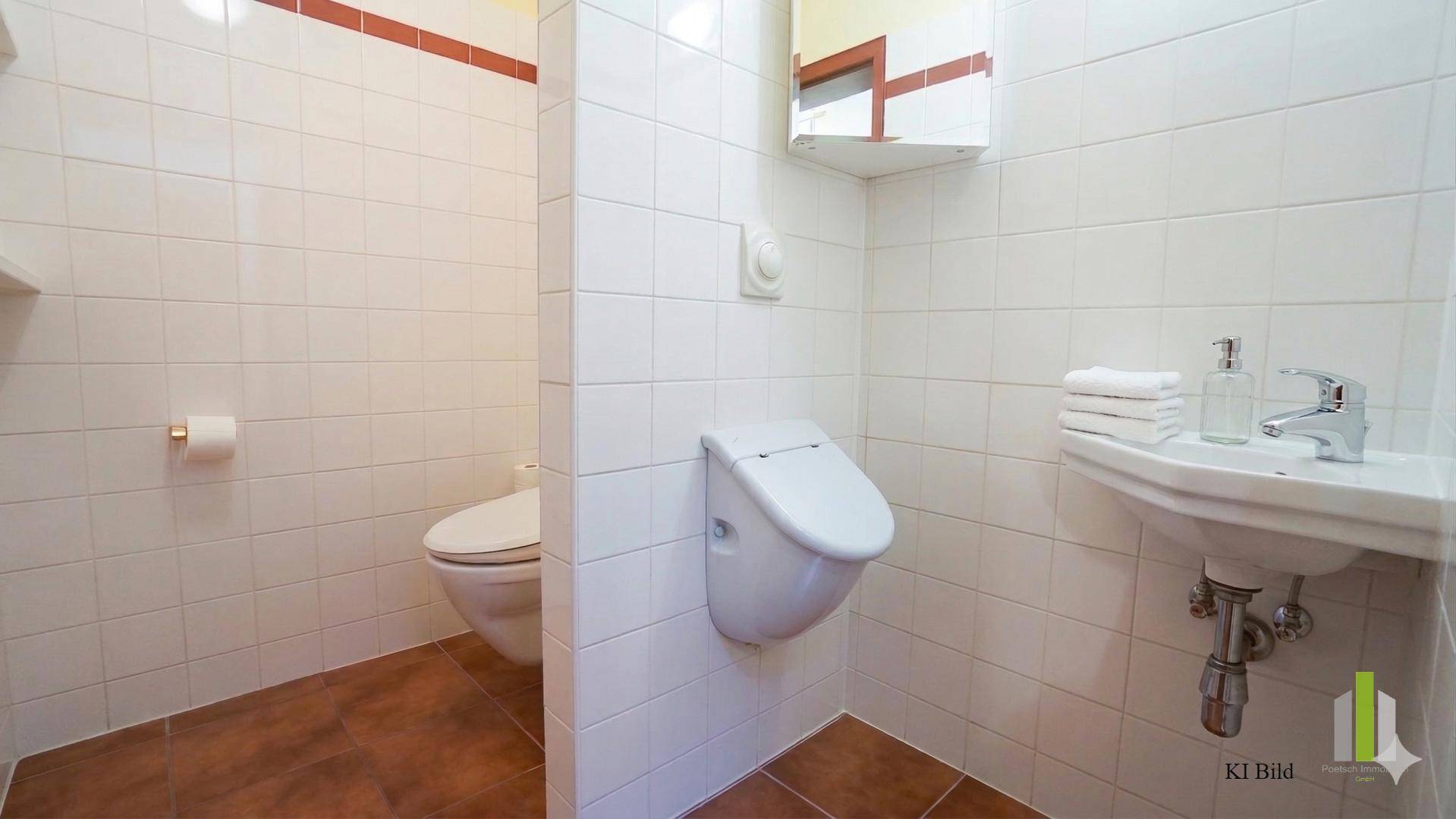 Separates WC mit wandmontierter Toilette, Waschbecken und weißen Fliesen.