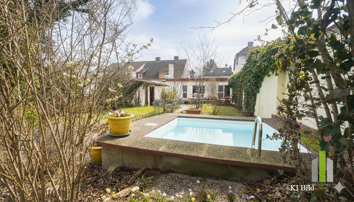 Kleiner Außenpool im Garten, umgeben von Bäumen und Sträuchern, ideal zur Abkühlung.