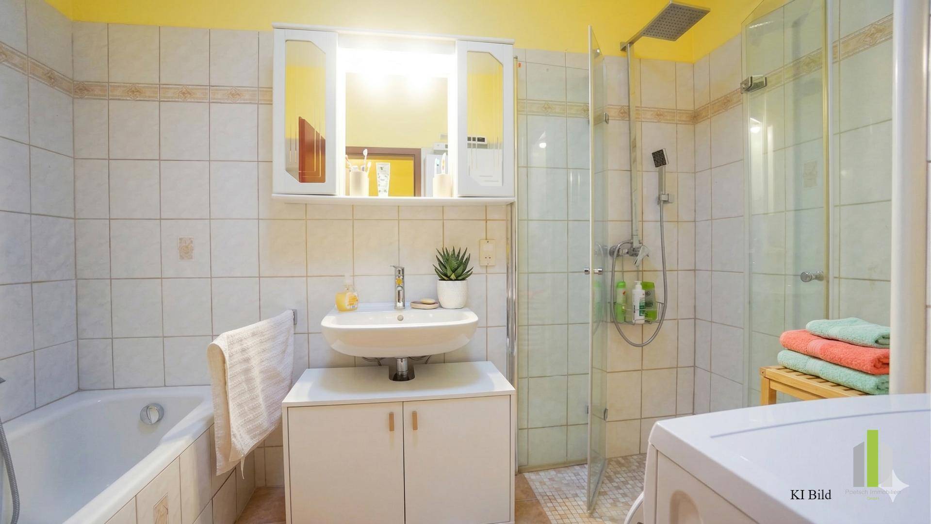 Gefliestes Badezimmer mit Badewanne, Duschkabine, Waschbecken und Spiegelschrank.