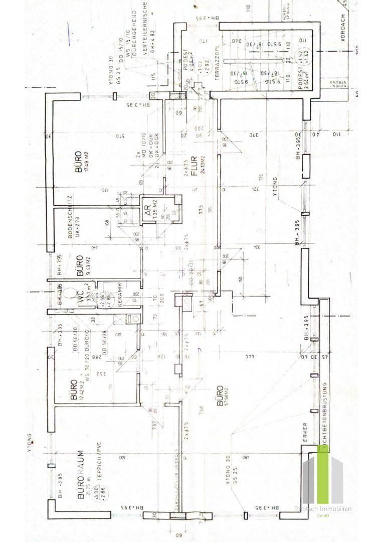 Detaillierter Grundriss mit verschiedenen Büroräumen und einer Terrasse.