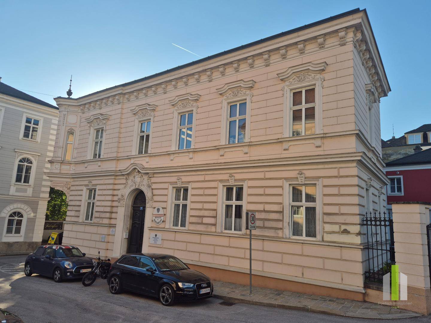 Elegantes historisches Gebäude mit aufwendiger Fassadengestaltung und klassischen Fenstern.