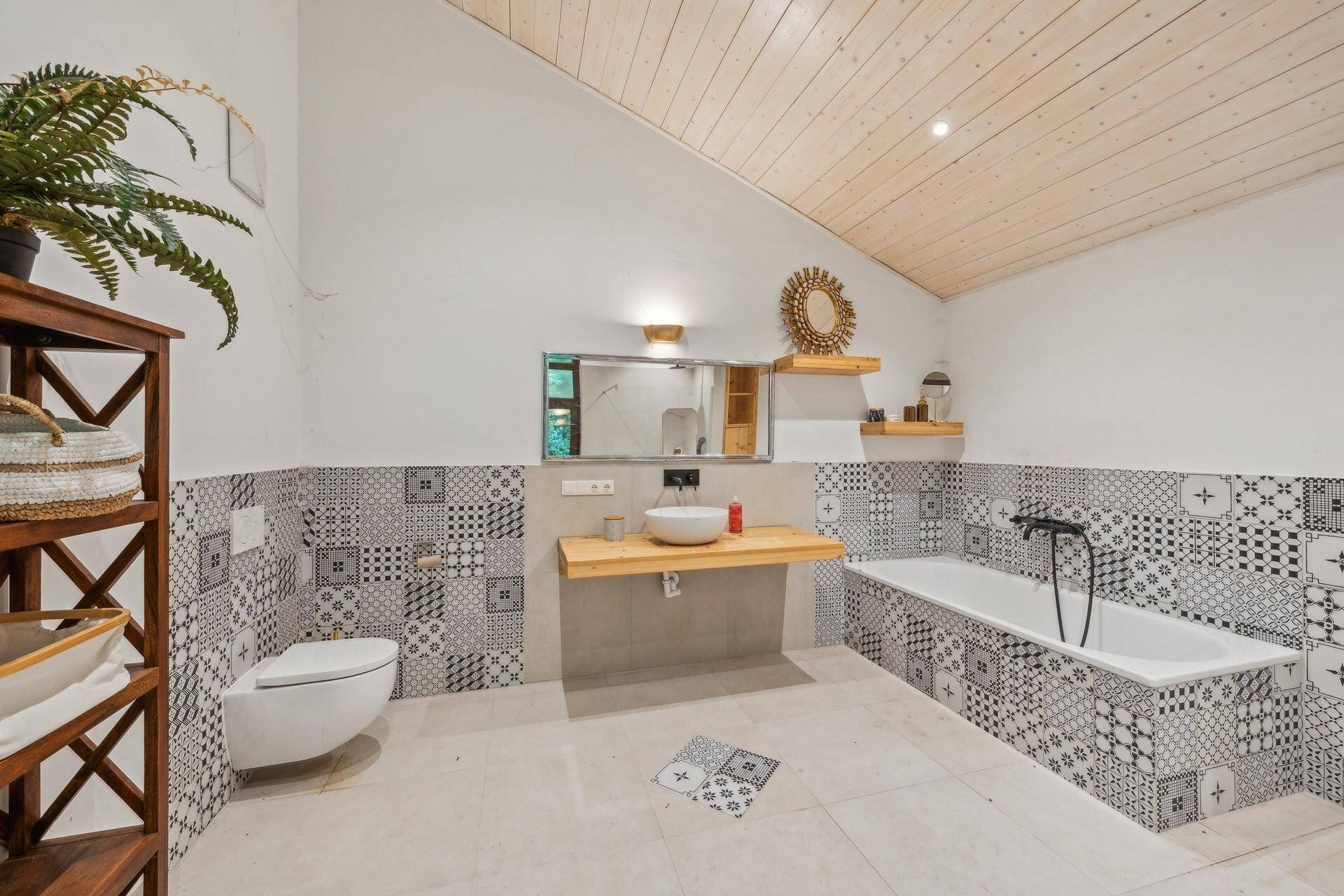 Ist-Zustand: Badezimmer mit Wanne