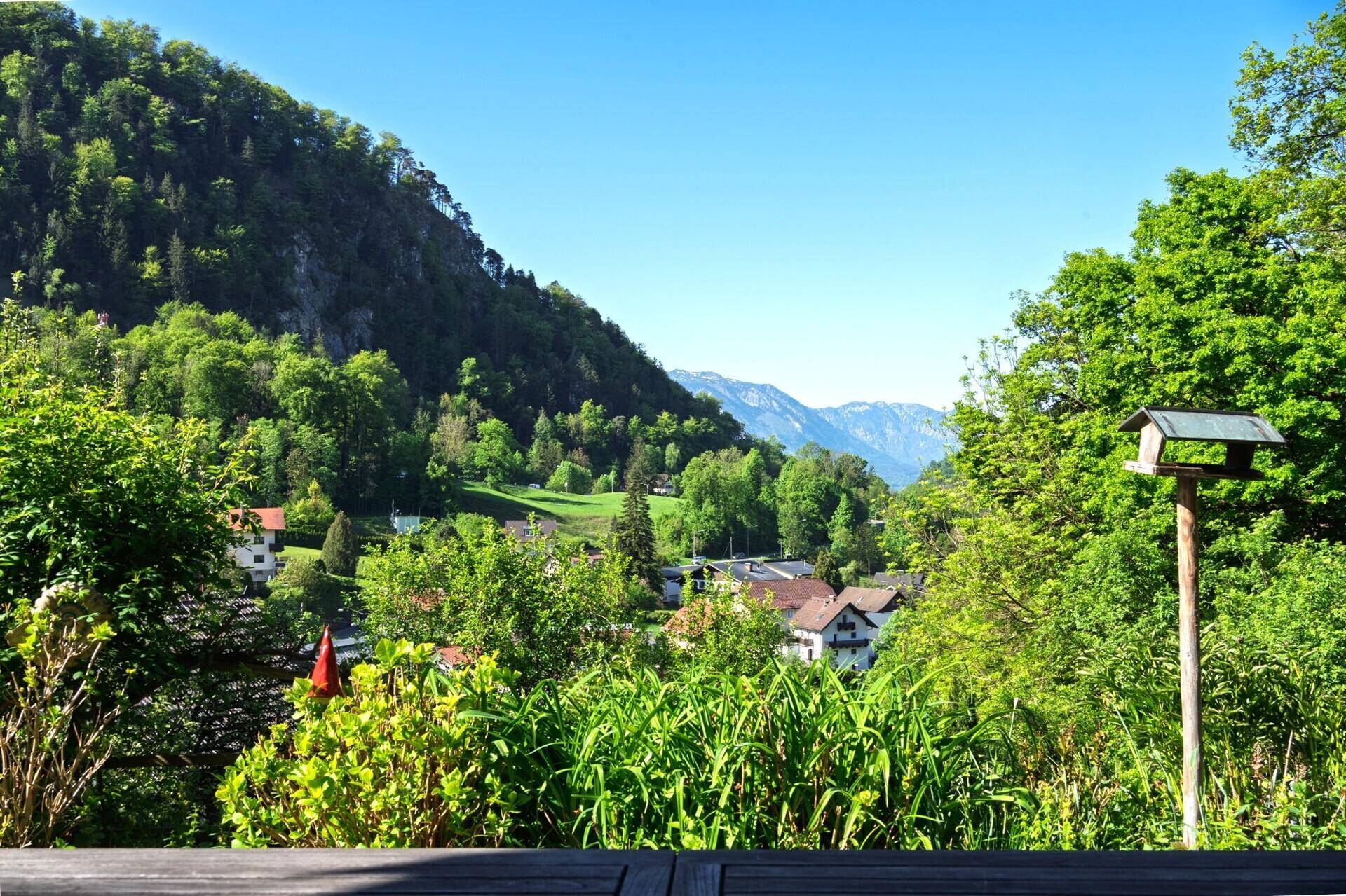 Atemberaubender Panoramablick auf die umliegende Berglandschaft und grüne Täler.