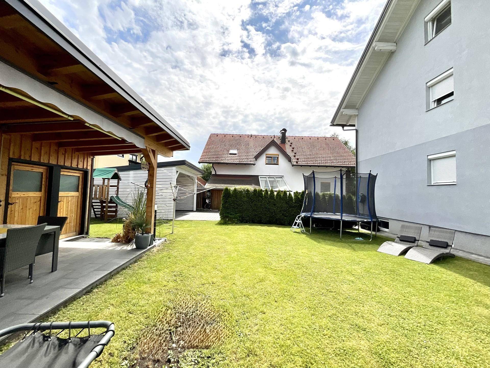 Garten mit Carport