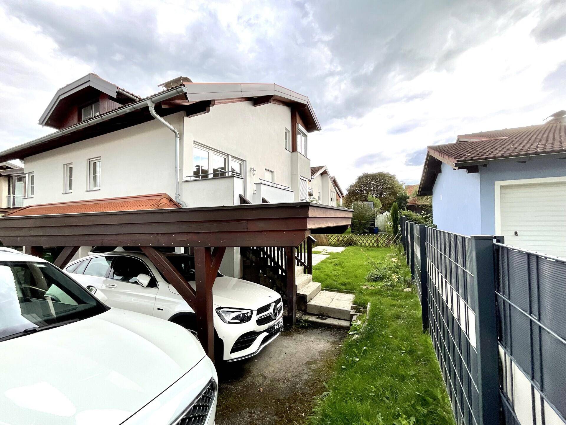 Fassade mit Eigengarten und Carport