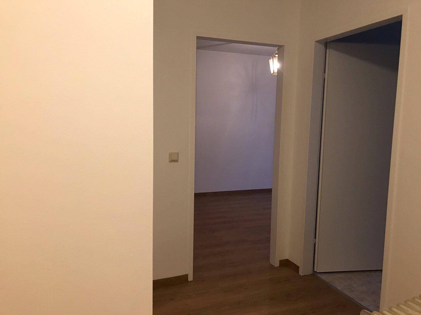 Heller Flur mit Laminatboden und Zugang zu weiteren Zimmern, gut gepflegt.