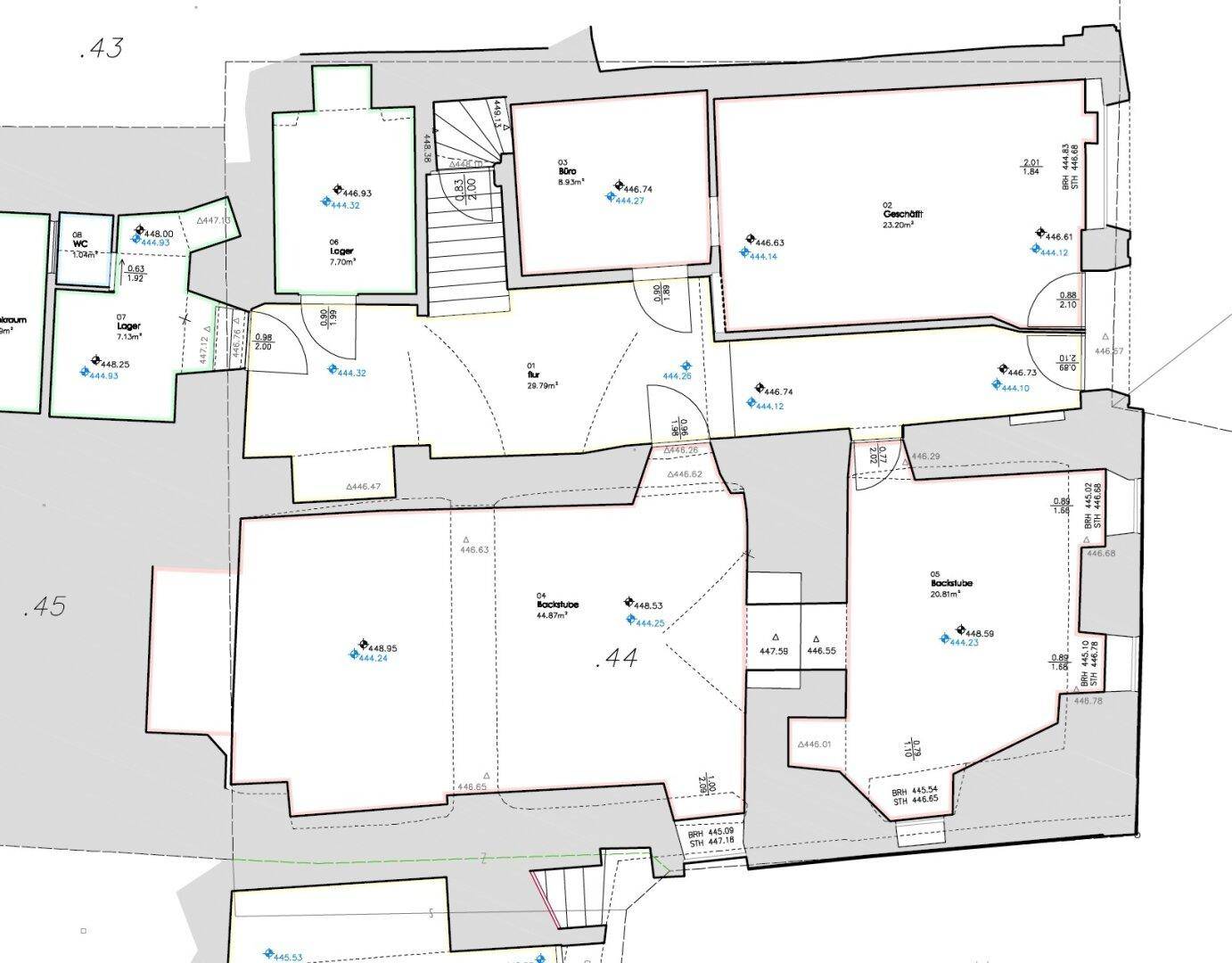 Grundrissplan des Erdgeschosses mit verschiedenen Räumen und einem Treppenhaus.