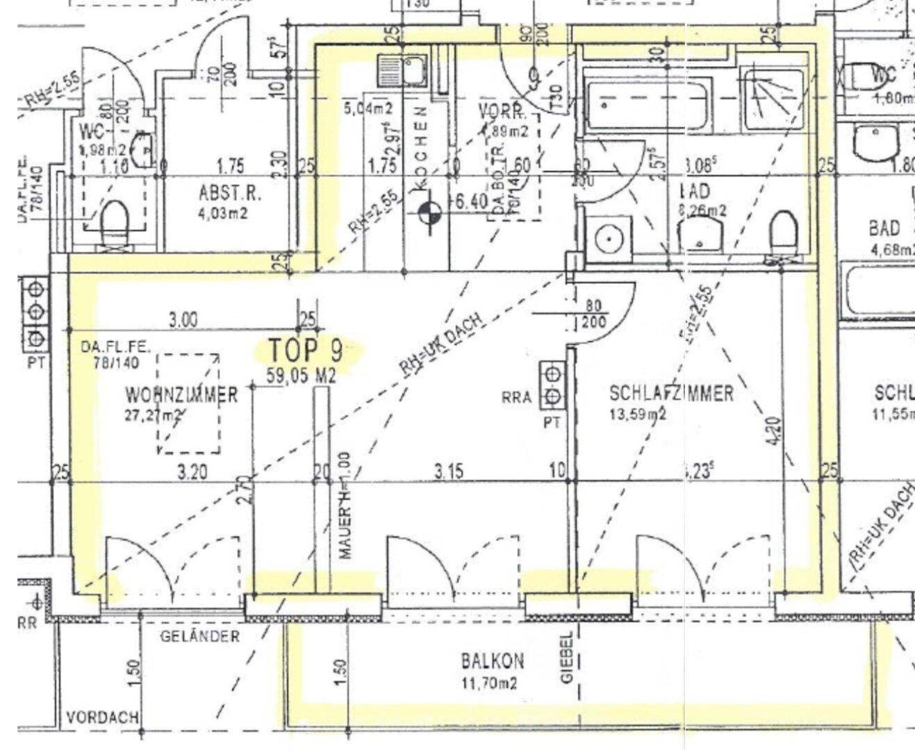 Detaillierter Grundriss der Wohnung Top 9 mit Wohnzimmer, Küche, Schlafzimmern und Balkon.