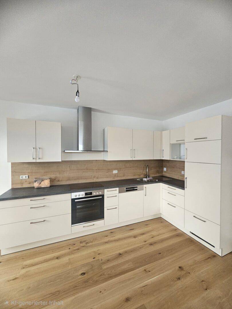 Moderne Einbauküche mit hellen Schränken, dunkler Arbeitsplatte und Holzrückwand, ausgestattet mit Geräten.