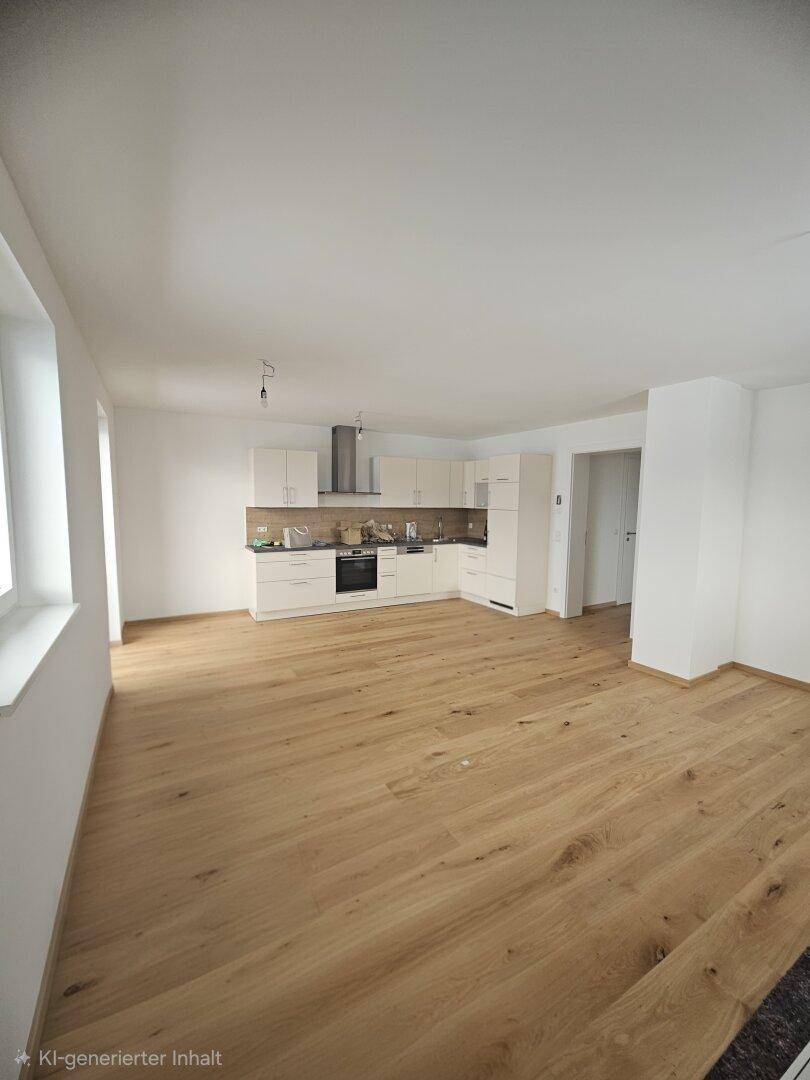 Offener Wohnbereich mit integrierter Küche, hellem Holzparkett und viel Tageslicht.