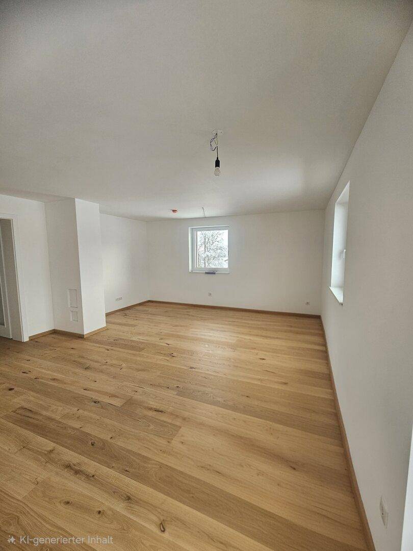 Geräumiger, heller Wohnraum mit Eichenparkett und einem Fenster, bereit zur individuellen Gestaltung.