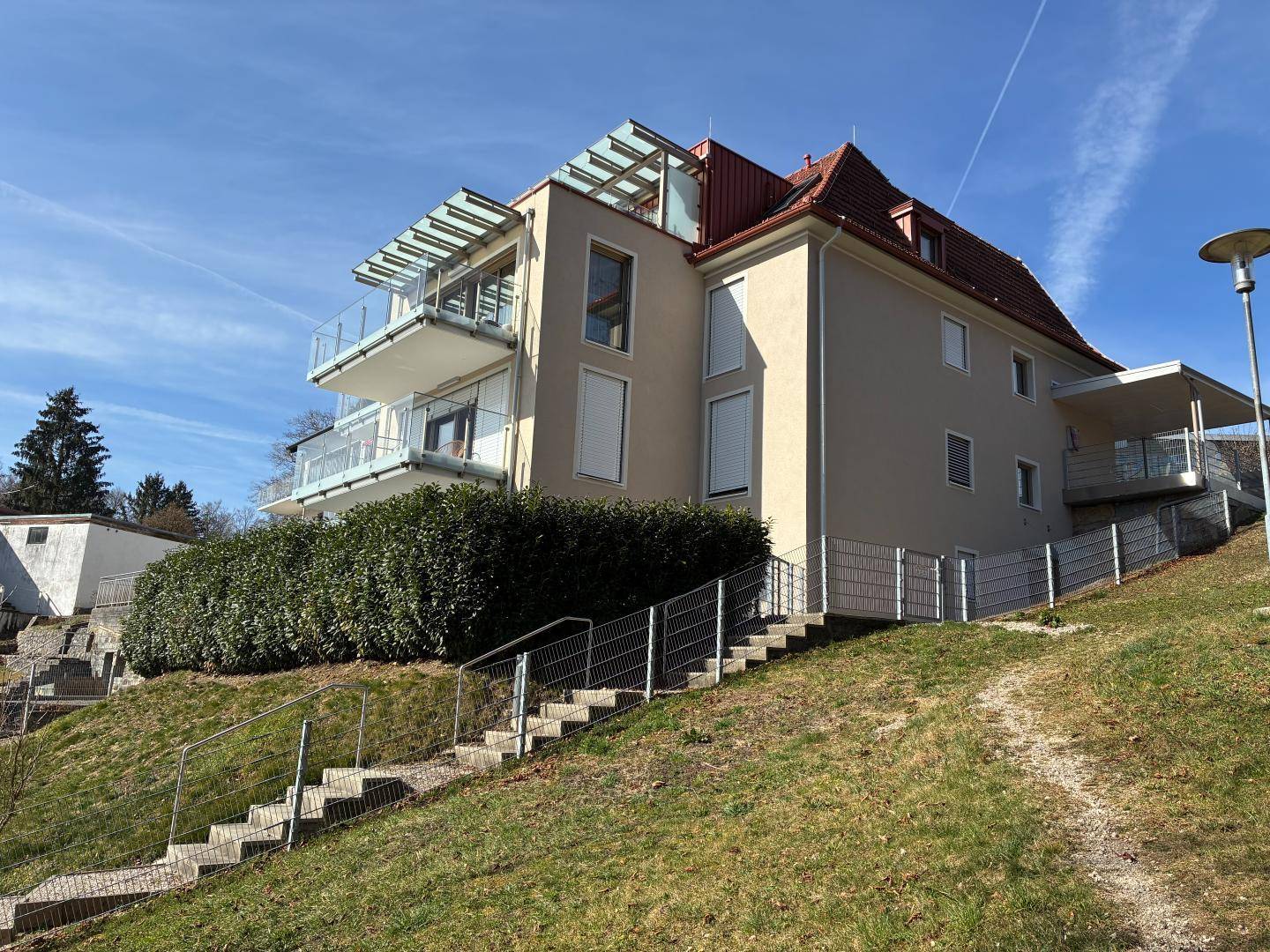 Villa seitlich Blick auf S2