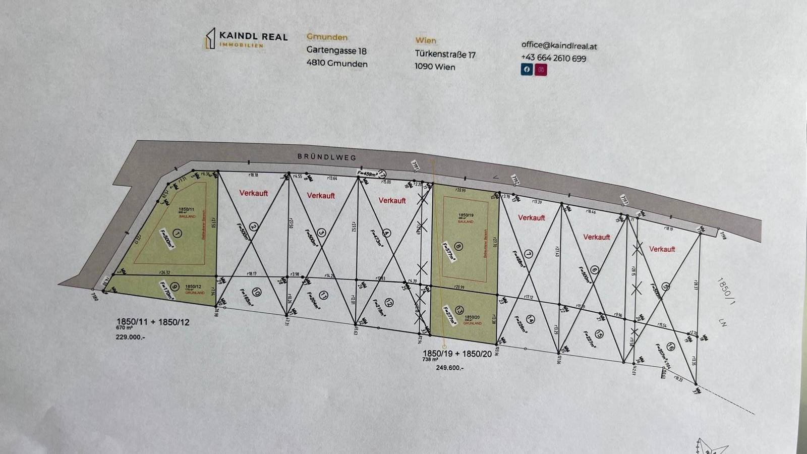 Katasterplan mit Grundstücksteilung und bereits verkauften Parzellen.
