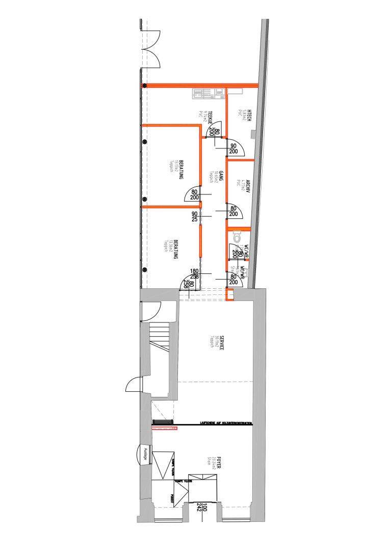 Detaillierter Grundriss eines langen Gebäudes mit mehreren Räumen, Rampenzugang und Kellerbereich.