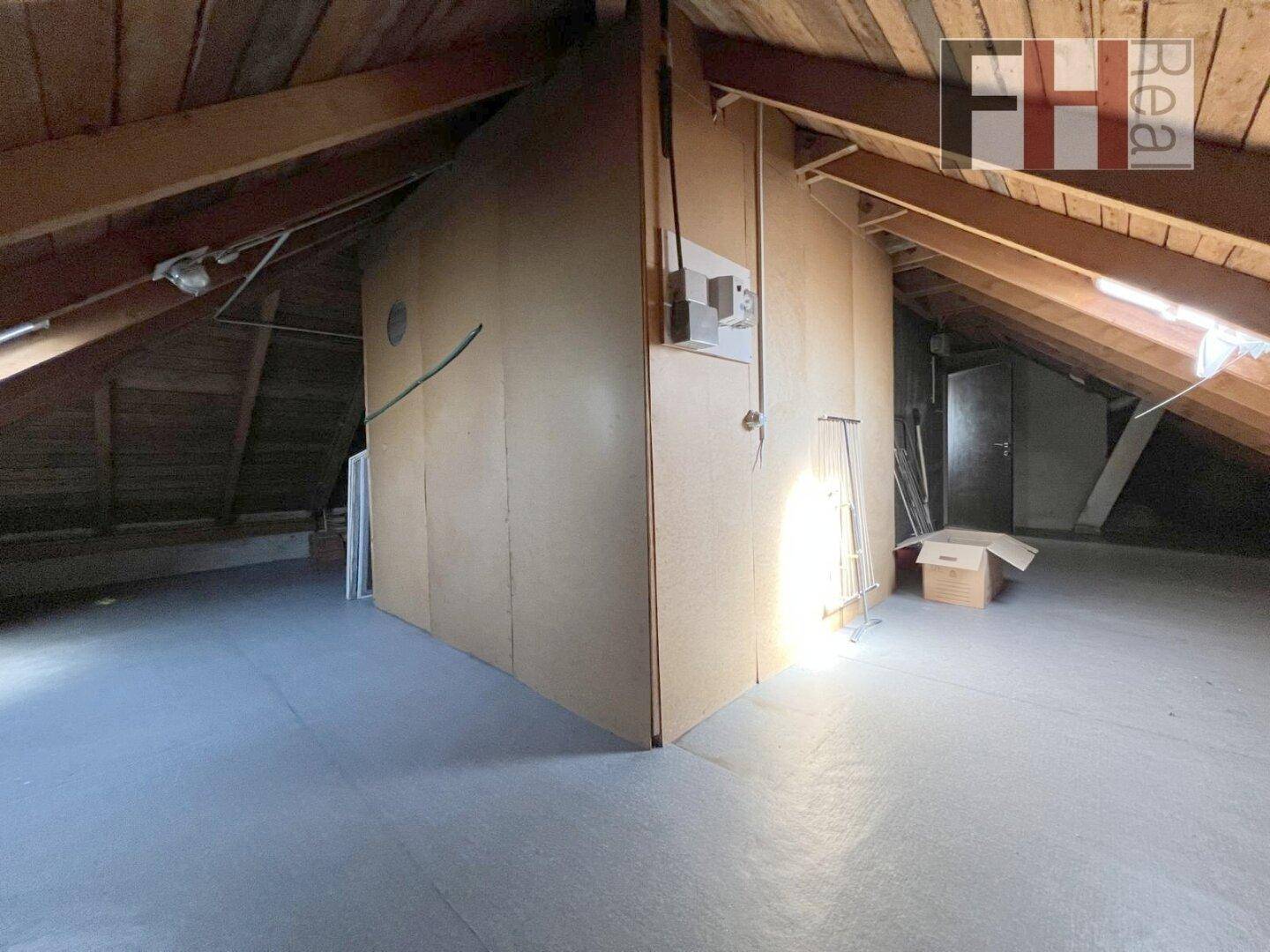 Geräumiger Dachboden mit Holzbalken und viel Potenzial für Ausbau.