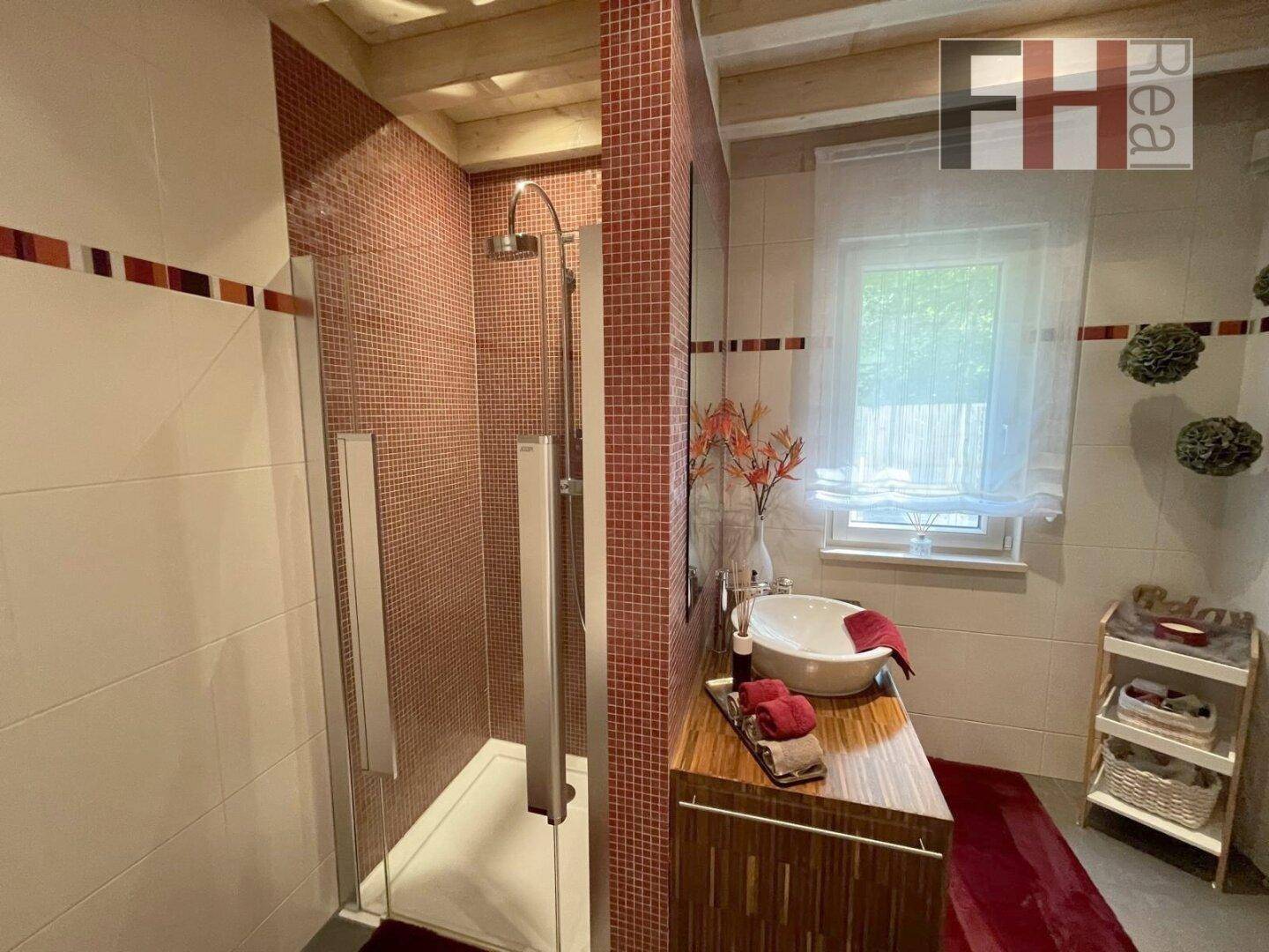 Modernes Badezimmer mit begehbarer Dusche, Mosaikfliesen und Holzwaschtisch.
