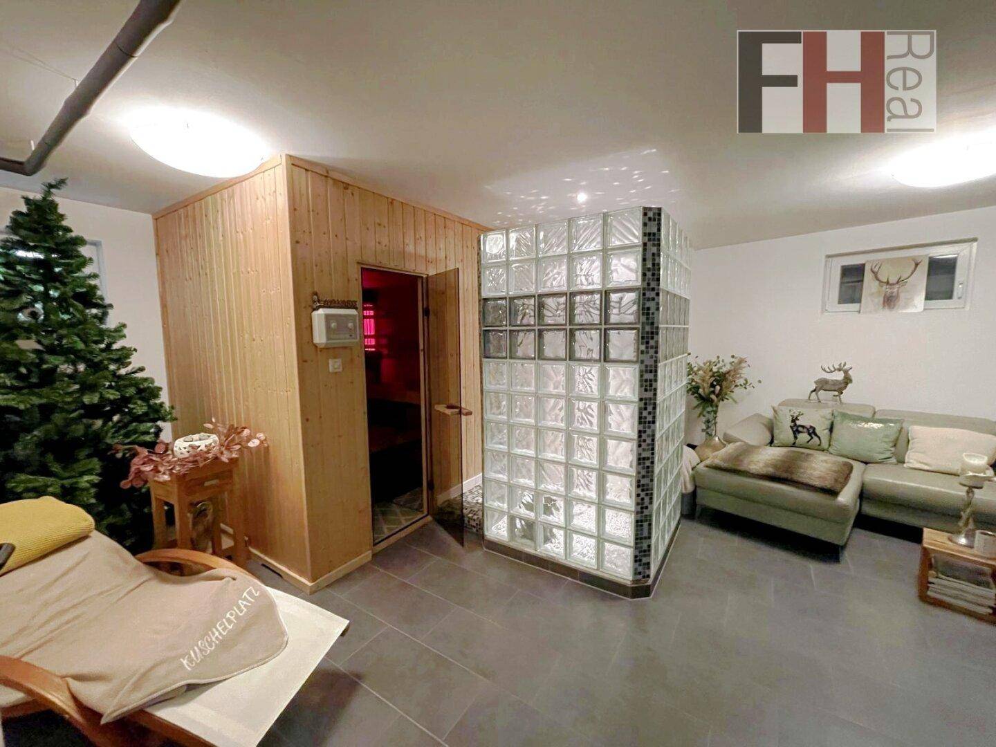 Entspannender Wellnessbereich mit Sauna, Liegefläche und gemütlicher Sitzecke.