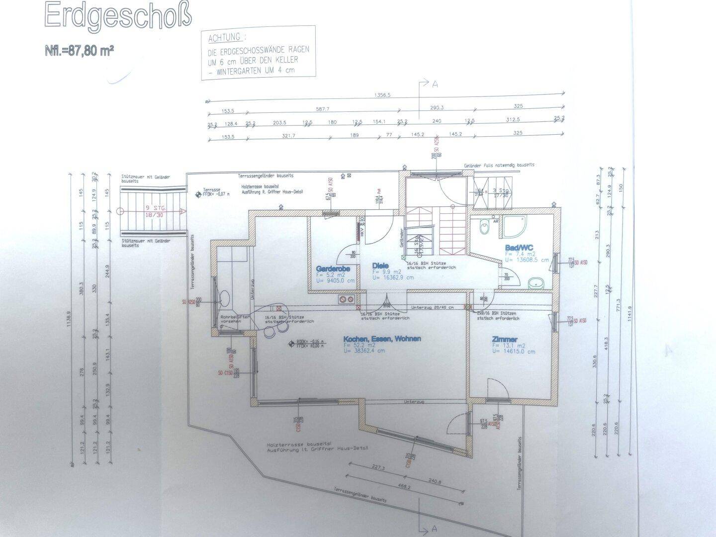 Grundriss des Erdgeschosses mit offenem Wohn-Essbereich, Küche und Bad/WC.