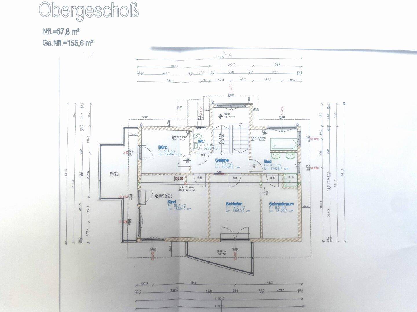 Grundriss des Obergeschosses mit Schlafzimmern, Büro, Bad und Galerie.