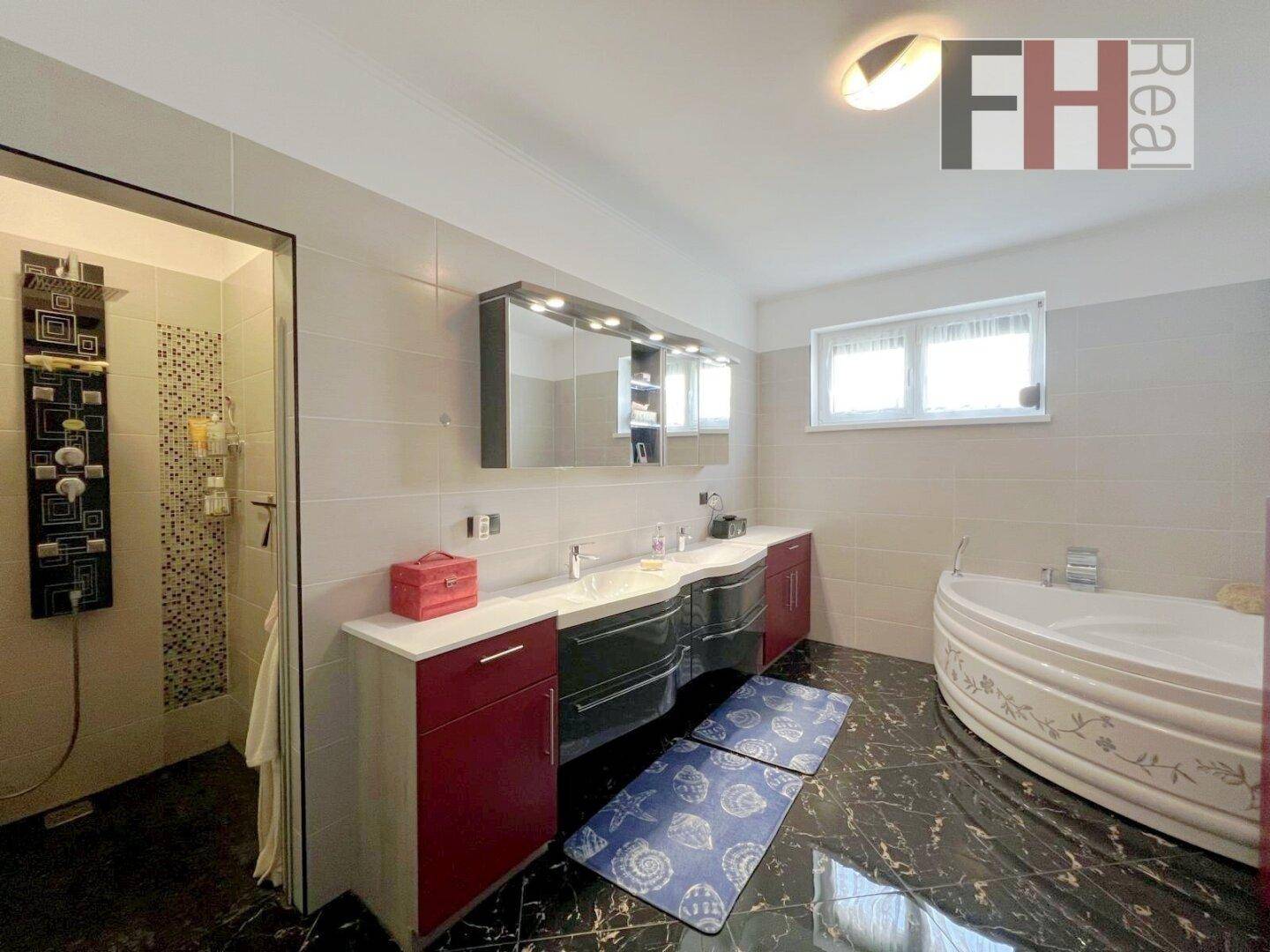 Modernes Badezimmer mit Doppelwaschbecken, Eckbadewanne und geräumiger begehbarer Dusche.
