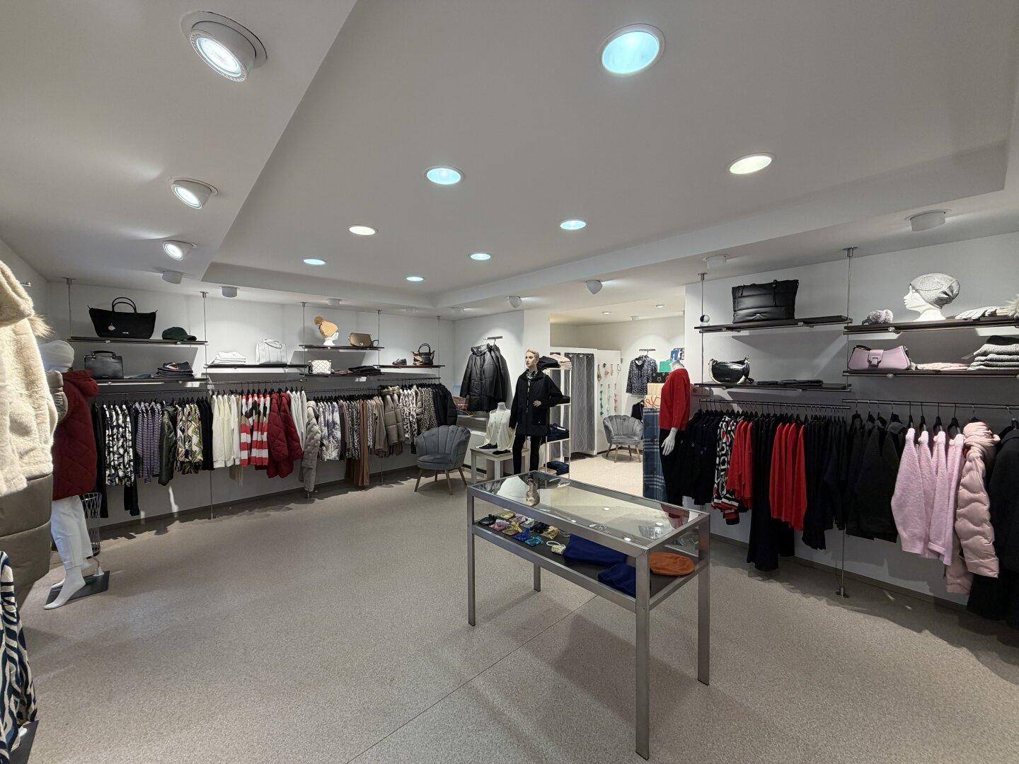 Weitläufiger Verkaufsraum einer Boutique mit umfangreicher Warenpräsentation und modernen Regalsystemen.