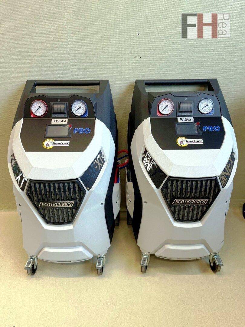 Zwei professionelle Klimaservicegeräte von Ecotechnics auf Rollen, bereit für den Einsatz in einer modernen Fahrzeugwerkstatt.